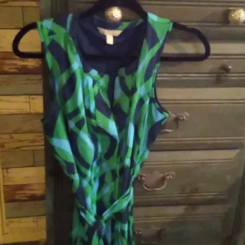 A really pretty dress....great colors
